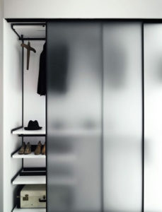 closets modernos para mujeres con vidrio