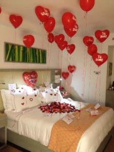camas decoradas con rosas y globos