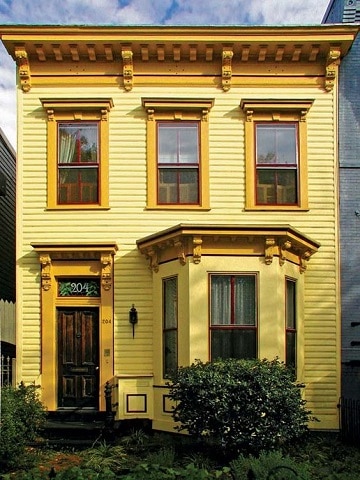 casas de color amarillo de madera
