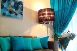 Hermosos ambientes con el uso de cortinas azul turquesa