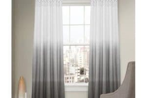 Decoración con telas y cortinas blancas y grises
