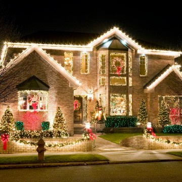 casas con luces navideñas amarillas