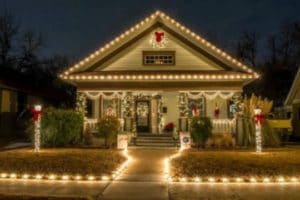 casas con luces navideñas por diciembre