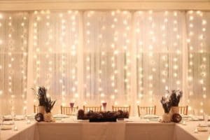 Decorados originales con cortinas de luces para bodas