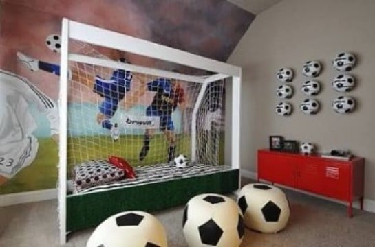 cuartos para niños de futbol con pelotas