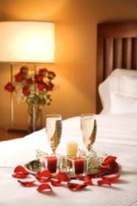 camas decoradas con rosas y copas