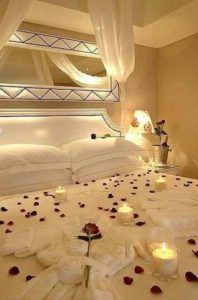 imagenes de camas romanticas velas y rosas