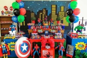 decoracion de avengers para fiesta con globos y mural