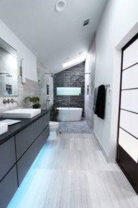Ideas decorativas para baños estrechos y largos