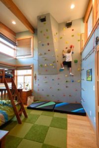 como decorar el cuarto de un niño con pared para escalar