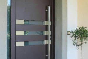 Diversos elegantes diseños de puertas de madera