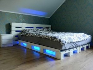 camas hechas con tarimas iluminadas