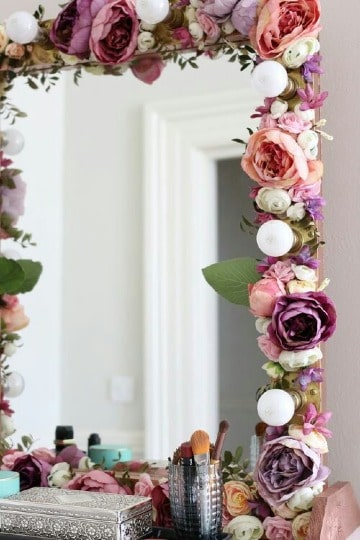 espejos decorados con flores artificiales