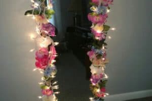 espejos decorados con flores y luces