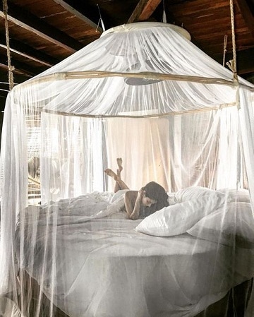 camas con cortinas romanticas decoracion