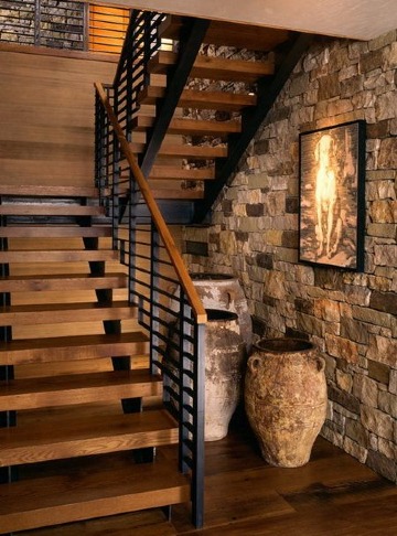decoracion con escaleras de metal y madera