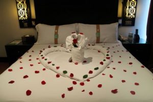 decoraciones romanticas en habitaciones con petalos