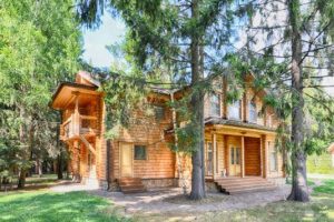 4 ejemplos en casas de campo de madera para descansar