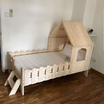 camas para niños de madera con techo