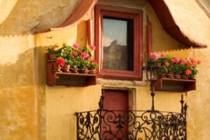 4 hermosos diseños en balcones de casas rusticas y antiguas
