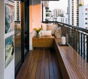 balcones de casas sencillas con bancas de madera