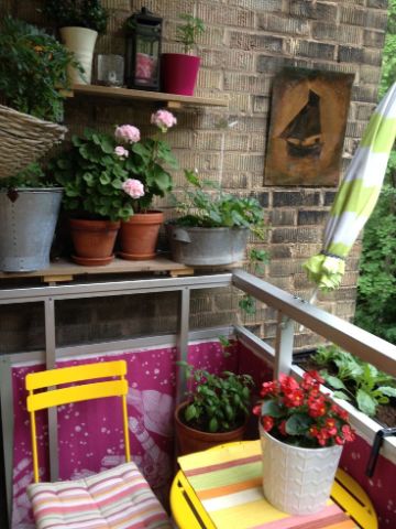decoracion de balcones pequeños con plantas y repisas