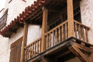 balcones coloniales en madera tejas