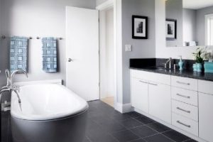 Geniales diseños de baños con piso negro para el 2021