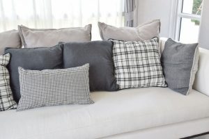 cojines para sofa gris cuadriculados