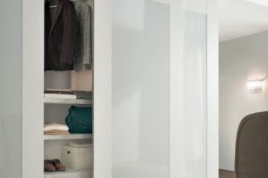 puertas modernas para closet en tonos blancos
