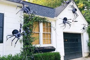 como decorar la casa para halloween con arañas gigantes