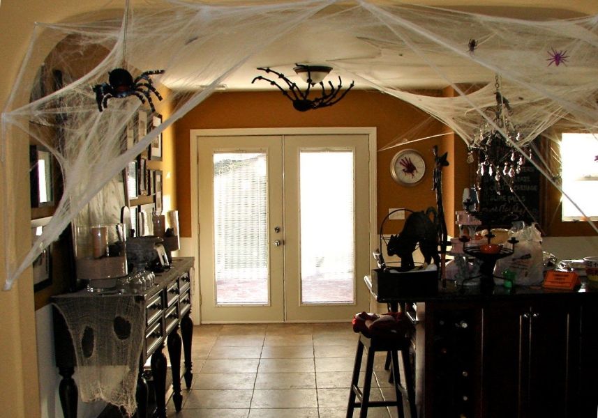 como decorar la casa para halloween con telarañas al interior