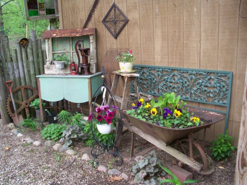 como decorar un jardin con plantas con objetos reciclados