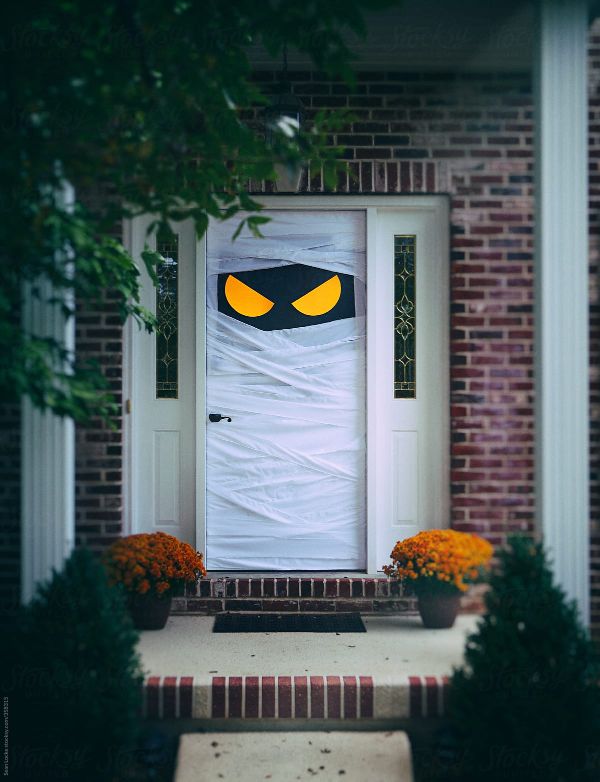 como decorar una puerta de halloween momia