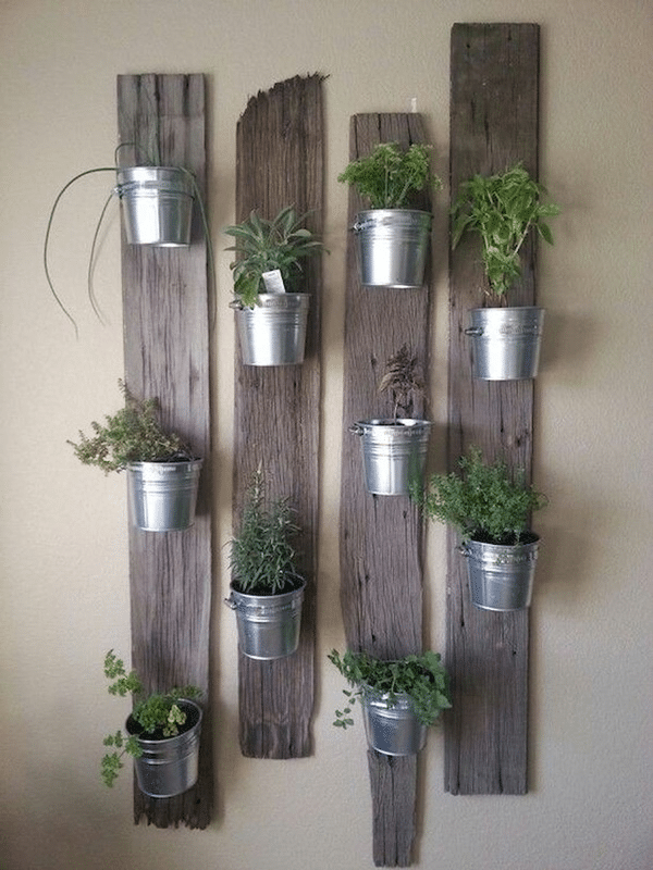 como decorar una pared con plantas con objetos reciclados