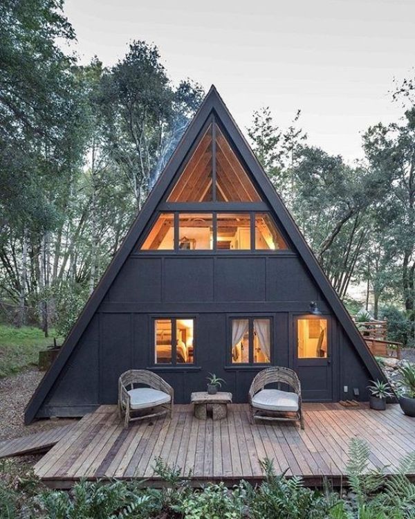 cabañas pequeñas de madera triangulares
