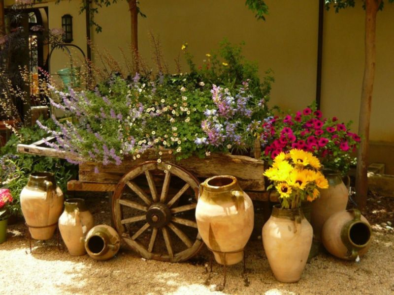 decoracion de terrazas rusticas vasijas y carretas