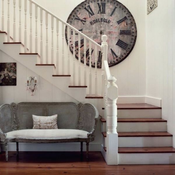 decoración para descanso de escaleras relojes