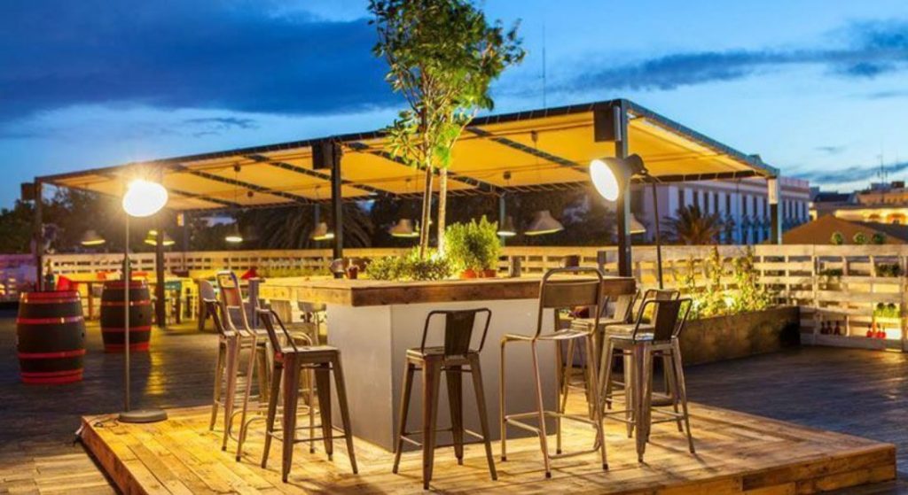 Buena decoracion terraza bar para reuniones en 2022