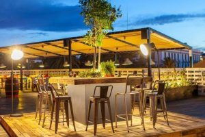 Buena decoracion terraza bar para reuniones en 2022