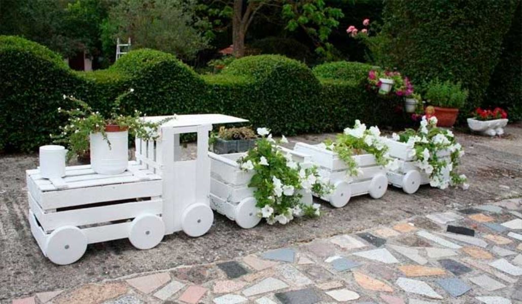 ideas para decorar jardines pequeños macetas esculturales