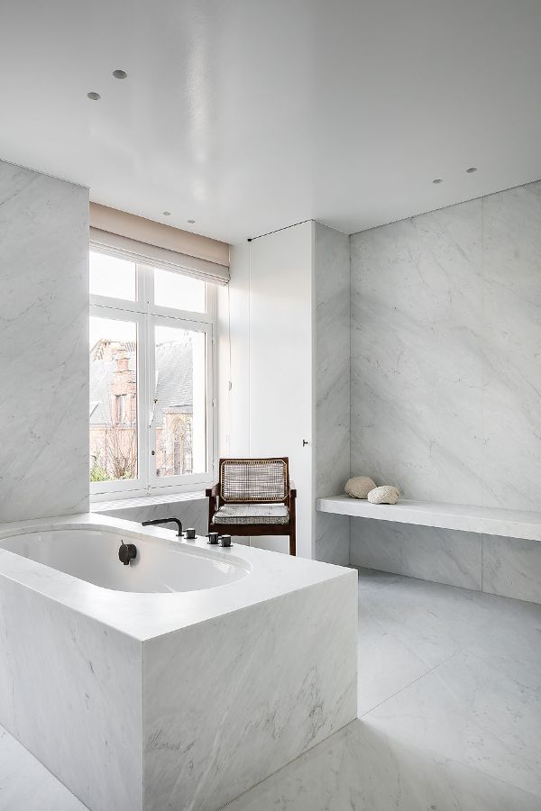 interiores de casa minimalista baño