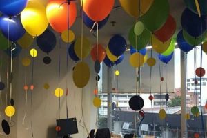 decorar escritorio cumpleaños globos