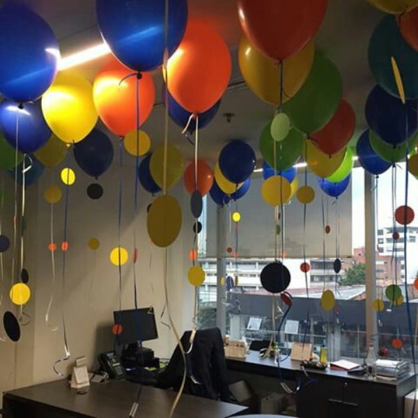 decorar escritorio cumpleaños globos