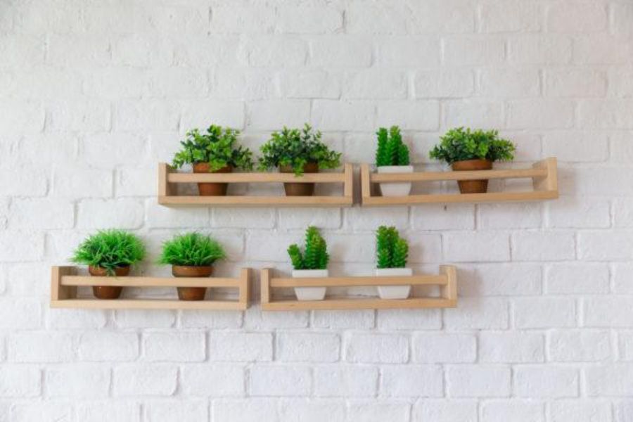 como decorar con plantas una pared con pequeñas repisas