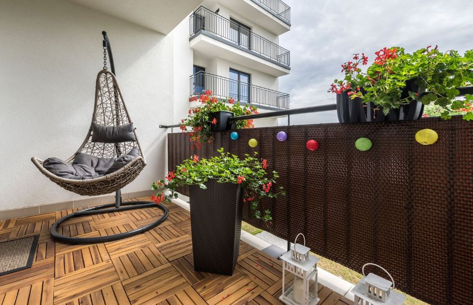 decoracion de balcones alargados plantas y mobiliario