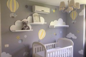 decoracion de cuarto de bebe con nubes repisas