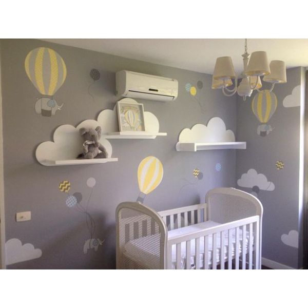 decoracion de cuarto de bebe con nubes repisas
