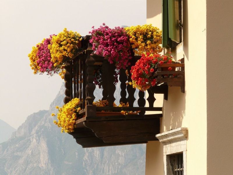 balcones con flores artificiales coloridos ramos