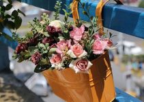 Ideas balcones con flores artificiales y 3 adornos mas